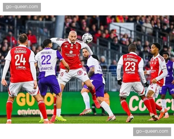 布雷斯特主场球迷高歌致敬即将退役的队长巴图马