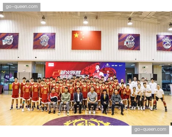 老将易建联现身广东队训练场，以特别顾问身份指导年轻内线