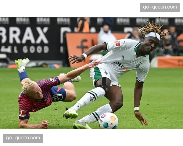 场边花絮：门兴小球迷高举标语为患病队友加油，获双方球员拥抱