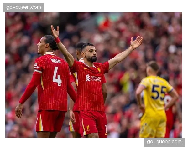 水晶宫小将赛后与看台上罹患重病的忠实小球迷交换球衣 水晶宫小将赛后与看台上罹患重病的忠实小球迷交换球衣