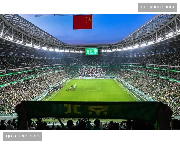 看台：伯纳乌南看台展示巨型TIFO致敬传奇迪斯蒂法诺