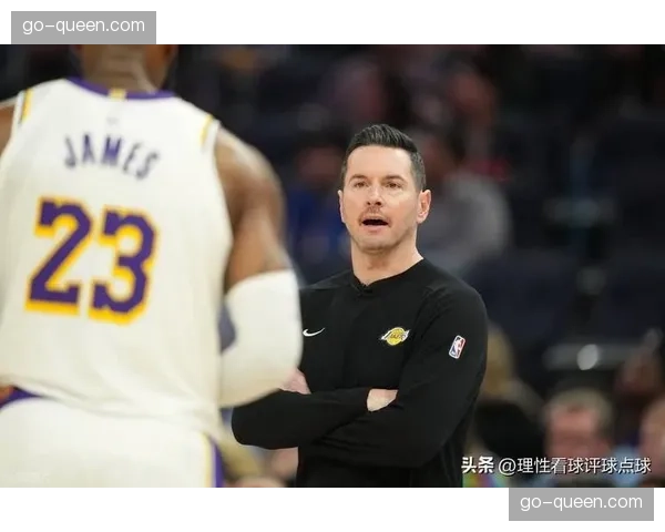 雷迪克详解湖人进攻调整，强调团队化持球分担压力